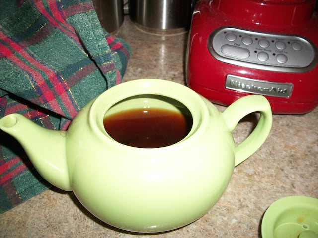 tea pot showing water level after abt 16oz poured.jpg
