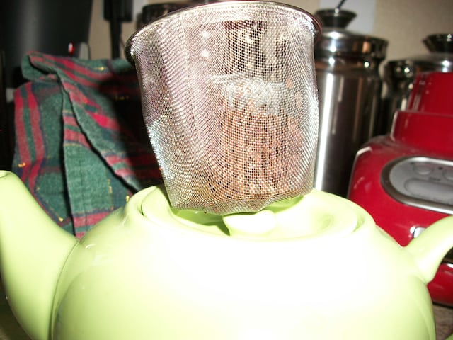 tea pot with strainer showing leaves.jpg