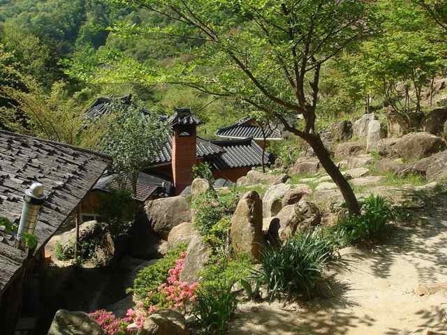 Inn above Hwagae.jpg